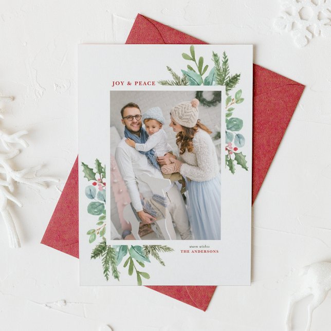 Weihnachtsfolien-Foto Feiertagskarte (Customizable photo Christmas card featuring watercolor frame of winter greenery and winterberry)