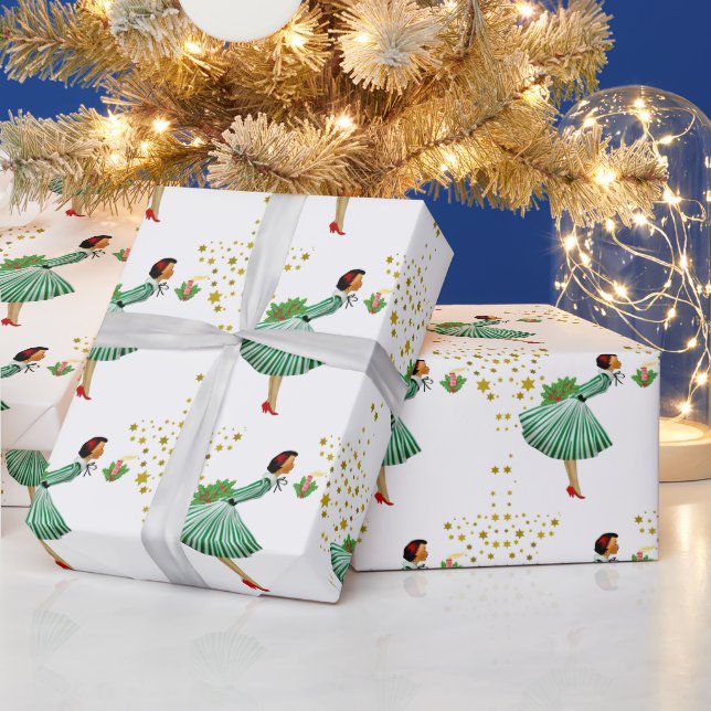 Weihnachtsfrau haucht eine Kerze aus Geschenkpapier (Feiertage)