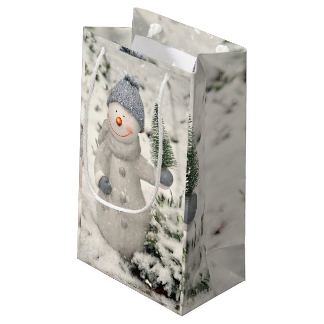 Weihnachtsfreude mit Smiling Snowman Kleine Geschenktüte (Rückseite Schrägansicht)