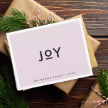 Weihnachtsfreude | Soft Lilac Lila Minimal einfach Feiertagskarte<br><div class="desc">Einfache, stilvolle, trendige "joy" gefaltete Urlaubskarte mit moderner minimalistischer Typografie in schwarz auf einem lila, lila rosa pastellfarbenen Hintergrund, gerahmt durch eine schlichte weiße Grenze. Der Name und das Jahr lassen sich einfach für eine persönliche Touch anpassen. Eine quirlige, minimale Weihnachtskarte, um sich von der Masse abzuheben! #christmas #card #lilac...</div>