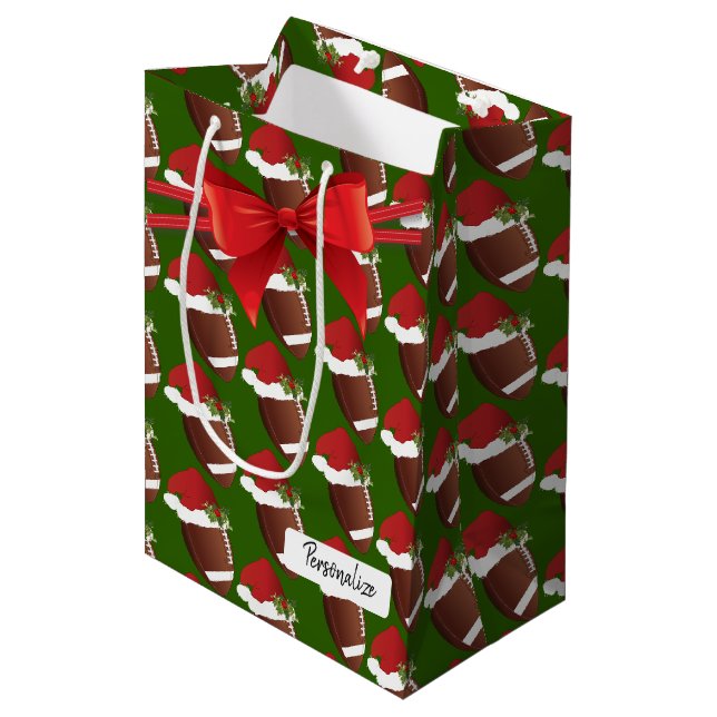Weihnachtsfußball-Muster Mittlere Geschenktüte (Vorderseite Schrägansicht)