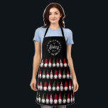 Weihnachtsgebäck mit meinen Gnomen | Schwarz Schürze<br><div class="desc">Diese niedliche,  lustige Schürze zeigt ein Muster von Gnomen in Rot,  Grün,  Grau und Weiß auf einem farbigen Hintergrund (schwarz dargestellt). Stilvolle Typografie in kreisförmiger Form (ein Wortspiel) lautet: "Weihnachts-Backen mit meinen Gnomen". Ideal für Weihnachtsgebäck mit Familie und Freunden!</div>
