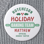 Weihnachtsgebäck Team Weihnachts-Cookie Party Nied Button<br><div class="desc">Feiern Sie gemeinsam an der Zuhause in der Küche mit einem eigenen Holiday Baking Team-Button. Der gesamte Text dieser Vorlage ist einfach anzupassen. Das rote, grüne und weiße Design zeichnet sich durch ein niedliches, rollendes Button, heilige Blätter und Beeren, Familienname und optional lustigen Titel aus. Fügen Sie eine lustige personalisierte...</div>