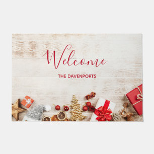 Weihnachtsgeschenkartikel auf einem rustikalen Hol Fußmatte