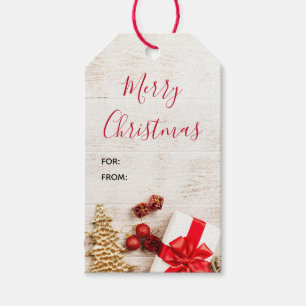 Weihnachtsgeschenkartikel auf einem rustikalen Hol Geschenkanhänger