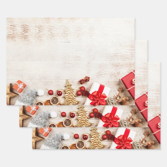 Weihnachtsgeschenkartikel auf einem rustikalen Hol Geschenkpapier Set (Set)