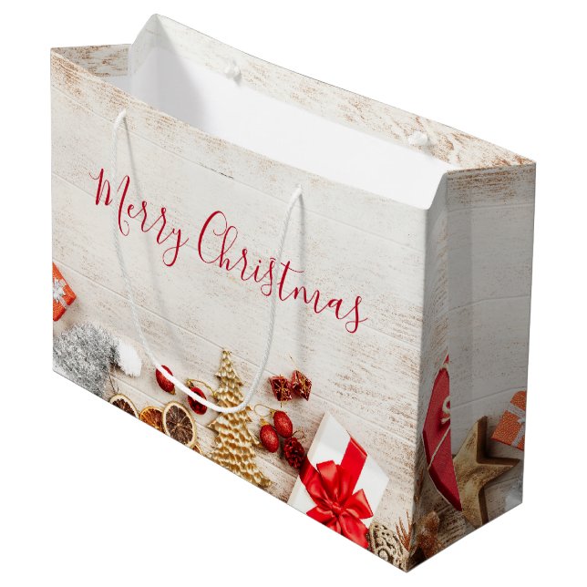 Weihnachtsgeschenkartikel auf einem rustikalen Hol Große Geschenktüte (Vorderseite Schrägansicht)