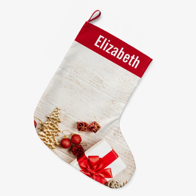 Weihnachtsgeschenkartikel auf einem rustikalen Hol Großer Weihnachtsstrumpf (Vorderansicht (hängend))