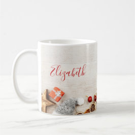 Weihnachtsgeschenkartikel auf einem rustikalen Hol Kaffeetasse