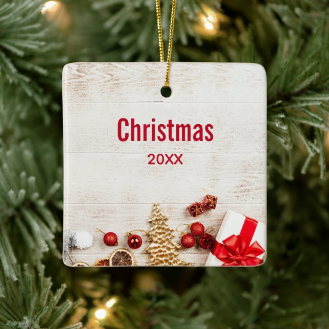 Weihnachtsgeschenkartikel auf einem rustikalen Hol Keramikornament (Baum)