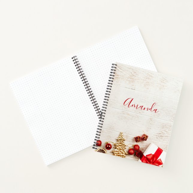 Weihnachtsgeschenkartikel auf einem rustikalen Hol Notizbuch (Innenseite)