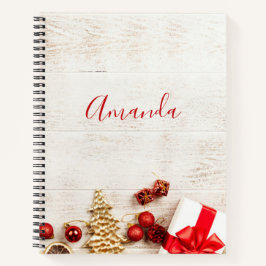 Weihnachtsgeschenkartikel auf einem rustikalen Hol Notizbuch