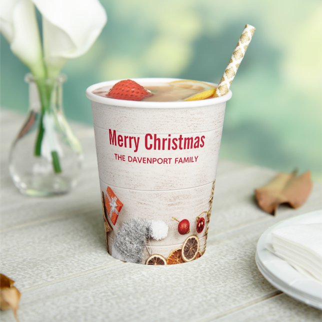 Weihnachtsgeschenkartikel auf einem rustikalen Hol Pappbecher (In Situ)