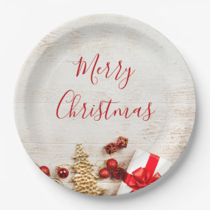 Weihnachtsgeschenkartikel auf einem rustikalen Hol Pappteller