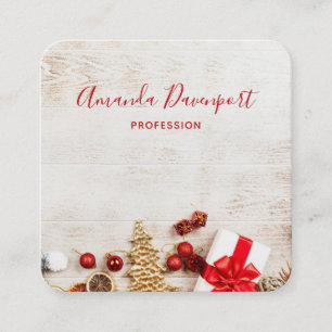 Weihnachtsgeschenkartikel auf einem rustikalen Hol Quadratische Visitenkarte