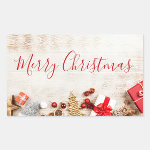 Weihnachtsgeschenkartikel auf einem rustikalen Hol Rechteckiger Aufkleber