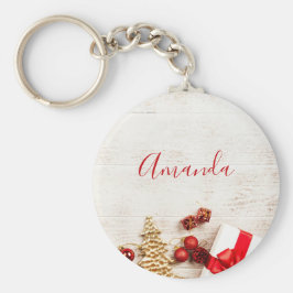 Weihnachtsgeschenkartikel auf einem rustikalen Hol Schlüsselanhänger