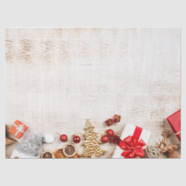 Weihnachtsgeschenkartikel auf einem rustikalen Hol Seidenpapier