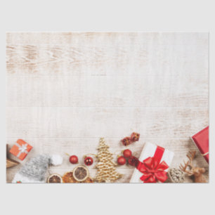 Weihnachtsgeschenkartikel auf einem rustikalen Hol Seidenpapier