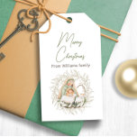 Weihnachtsgeschenke Tags mit Baby Jesus Illustrati Geschenkanhänger<br><div class="desc">Einfache moderne Weihnachtsgeschenktafeln mit niedlicher Krippe. Maria hielt Jesus für Säugling,  mit zwei Lämmern. Personalisieren Sie Text mit Ihrer eigenen Nachricht.</div>