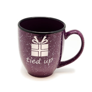 Weihnachtsgeschenkgesprenkelte lila Bistro-Tasse