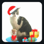 Weihnachtsgestaffel und niedlicher Engel Quadratischer Aufkleber<br><div class="desc">Weihnachtskatze mit Geschenken und niedlichem Engel. Es gibt Engel mit Flügeln und auch Engel mit Pfoten.</div>