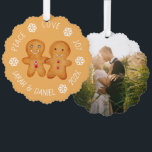 Weihnachtsgingerbrot Couple Foto Schneeflocken Nie Ornament Karte<br><div class="desc">Ein Weihnachtsdesign: ein Paar niedlicher Fingerbrettfiguren - ein Lebkuchenmann und eine Frau - mit Händen, auf hellbraunem Hintergrund, umgeben von gewölbten Texten mit weißen Schneeflocken zwischen den Wörtern. Die Nachricht oben ist Peace Liebe Joy, unten ist der Name und das Jahr. Auf der Rückseite ist ein Platzhalter-Foto von ein paar...</div>