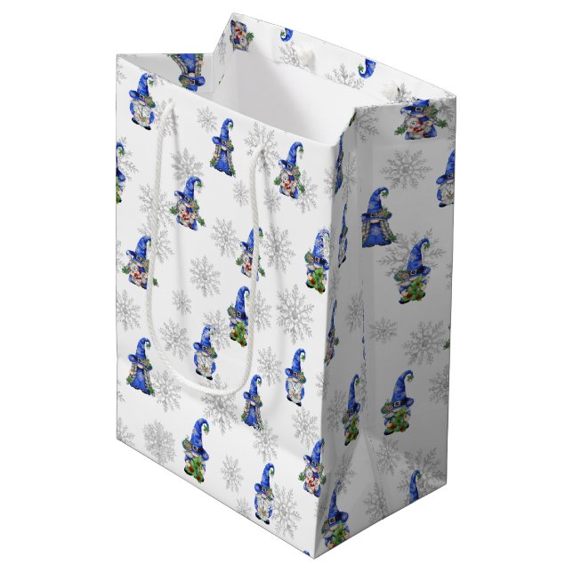 Weihnachtsgnomen und Schneeflocken Mittlere Geschenktüte (Vorderseite Schrägansicht)