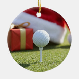Weihnachtsgolfball mit Santa-Hut auf Tee auf Grün Keramik Ornament