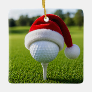 Weihnachtsgolfball mit Santa-Hut auf Tee auf Grün Keramikornament