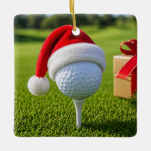 Weihnachtsgolfball mit Santa-Hut auf Tee auf Grün Keramikornament