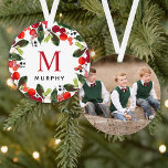 Weihnachtsgrün Custom Family Monogram Foto Ornament<br><div class="desc">Personalisiertes Ornament-Design zeichnet sich durch ein wunderschönes Aquarellkranz-Design mit grünen Blätter und roten Beeren Urlaubspflanze aus,  das ein elegantes,  individuelles Monogramm mit Anfangs- und Nachnamen umrahmt. Passen Sie auf der Rückseite mit Ihrem Lieblings-Foto an.</div>