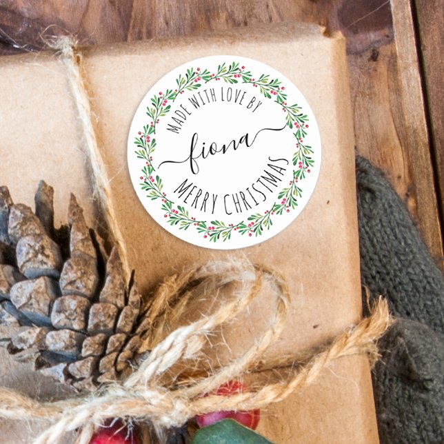 Weihnachtsgrün Kranz mit Liebe Ihr Name Runder Aufkleber (Christmas Greenery Wreath Made With Love Your Name Classic Round Sticker)