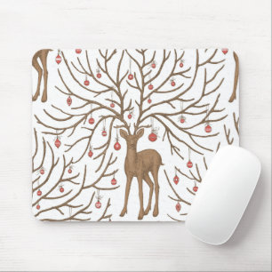 Weihnachtshirsch auf weißem Hintergrund Mousepad
