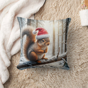 Weihnachtshörnchen auf dem Zweig des Schneebaumes Kissen