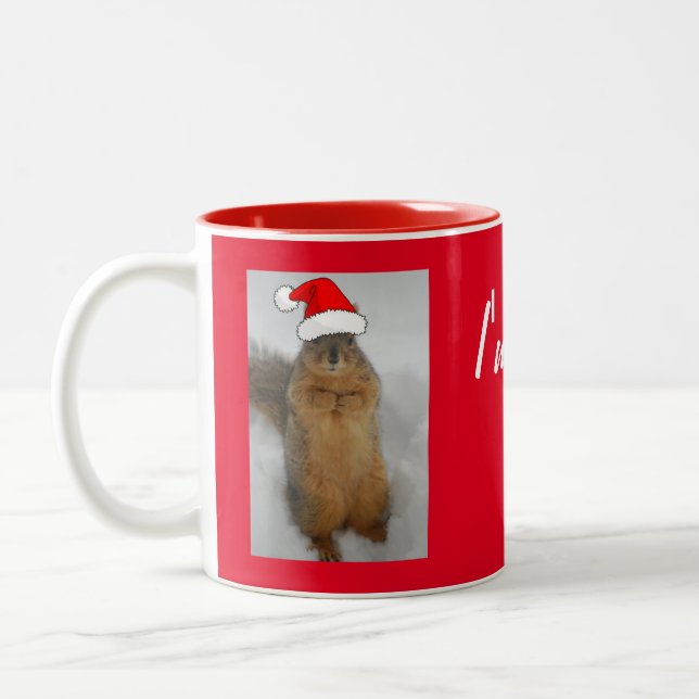 Weihnachtshörnchen mit Weihnachtsmannmütze Zweifarbige Tasse (Links)