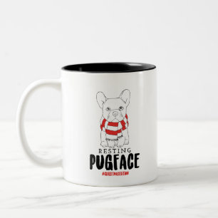 Weihnachtshund spielt Weihnachtslieder, die den Mo Zweifarbige Tasse