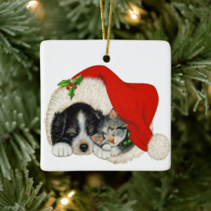 Weihnachtshund und Katze in einer Weihnachtsmannmü Keramikornament