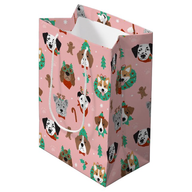 Weihnachtshunde im Weihnachtsaccessoires Muster Mittlere Geschenktüte (Vorderseite Schrägansicht)