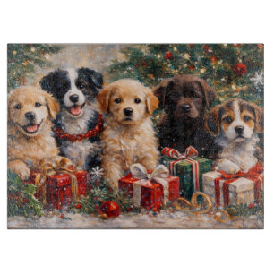 Weihnachtshunde mit Geschenken unter dem geschmück Schneidebrett