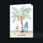 Weihnachtsinsel Surf Santa Palm Tree Beach Feiertagskarte<br><div class="desc">Die Weihnachtskarte zum Thema Surfen umfasst eine Palme (mit Ziern und Lichtern geschmückt) auf einer tropischen Insel mit Surfbrett,  Seestern,  Seevögeln und Santa Schwimmen im Ozean,  die das Zeichen Aloha geben,  während Sie ein tropisches Getränk genießen. Beide Textzeilen können personalisiert sein. Kunst von KL Stock</div>