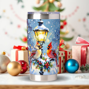 Weihnachtskardinäle und schneebedeckte Laterne Thermobecher