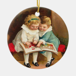 Weihnachtskarte Kinder beim Lesen eines Buches Keramikornament