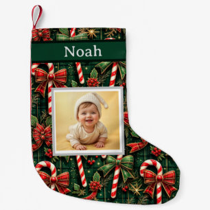 Weihnachtskartendesign mit Niedlichem Baby und fes Kleiner Weihnachtsstrumpf
