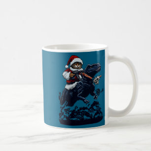 Weihnachtskatze in Santa-Mütze hält eine Waffe und Kaffeetasse