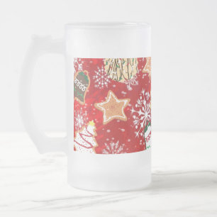 Weihnachtskekse und Schneeflocken auf Rot Mattglas Bierglas