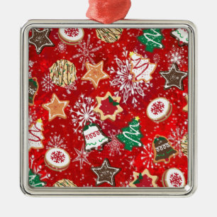 Weihnachtskekse und Schneeflocken auf Rot Silbernes Ornament