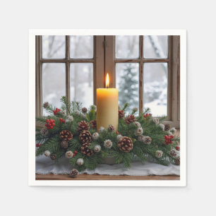 Weihnachtskerze in einem Kiefernarrangement Serviette