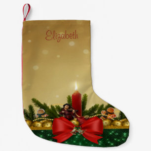 Weihnachtskiefernzweige, rotes Band, Kerze, Kugeln Kleiner Weihnachtsstrumpf