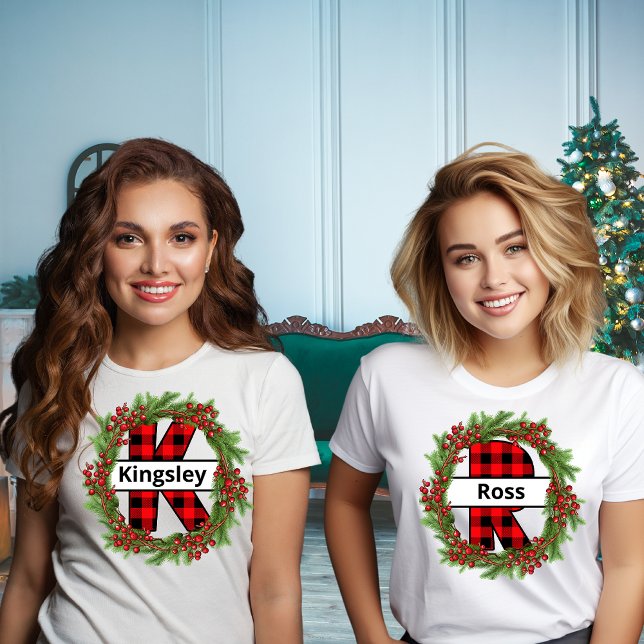Weihnachtskranz Familie Matching Name Brief K T-Shirt (Von Creator hochgeladen)